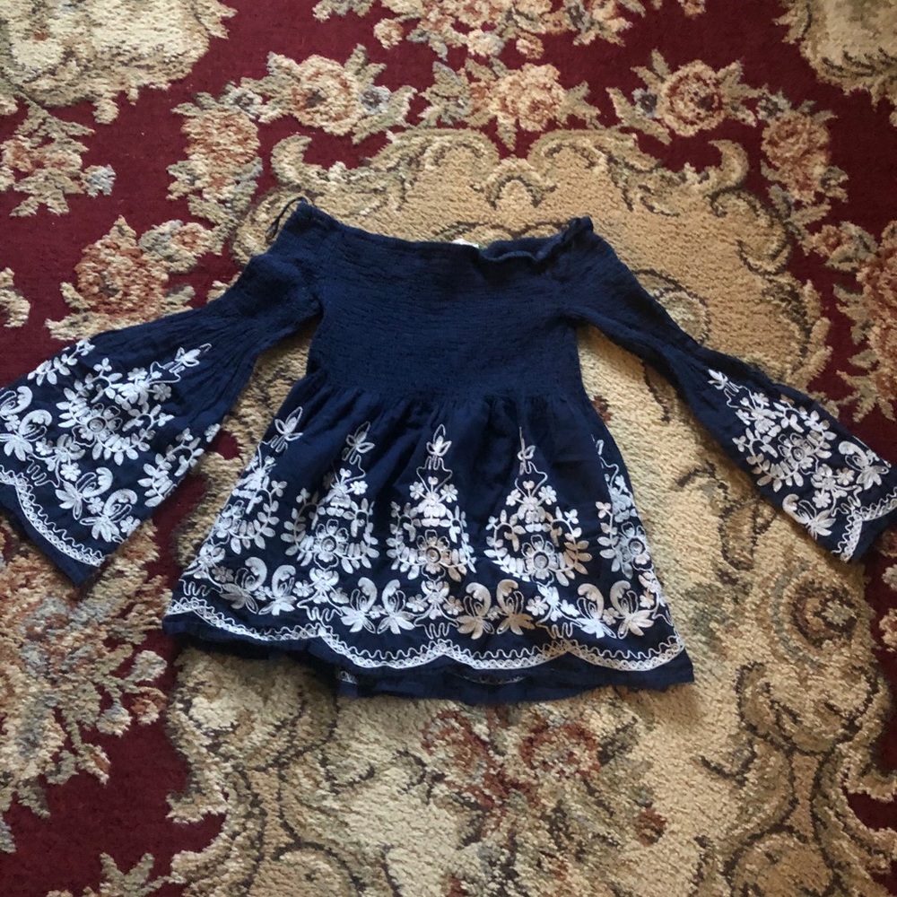 EUC Bell sleeve blouse